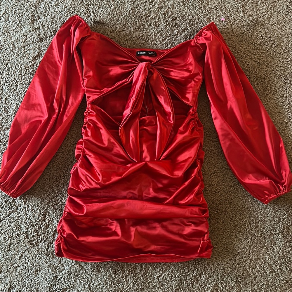 Red mid drift cut out dress, had pulley off the shoulder sleeves